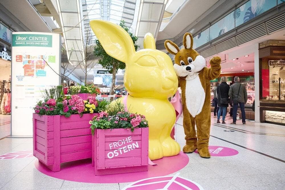Osterhase im Einkaufscenter, Oster-Promotion, Blank&Biehl